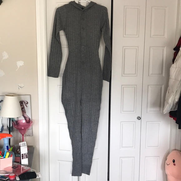 Grey onesie from fashion Nova - Picture 1 of 3